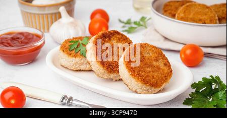 Piatto con gustose cotolette di carne sul tavolo, primo piano Foto Stock