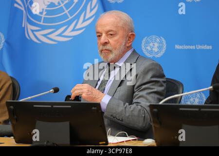 New York, Stati Uniti. 24 settembre 2025. NEW YORK CITY - 24 SETTEMBRE 2025: Il presidente brasiliano Luiz Inacio Lula da Silva parla ai giornalisti a margine della 80a sessione dell'Assemblea generale delle Nazioni Unite. Lula ha affrontato questioni chiave nell'agenda internazionale del Brasile, tra cui la cooperazione globale, lo sviluppo sostenibile e l'azione per il clima, mentre si è impegnato con i media internazionali presso la sede delle Nazioni Unite. (Foto: Luiz Rampelotto/EuropaNewswire/Sipa USA) credito: SIPA USA/Alamy Live News Foto Stock