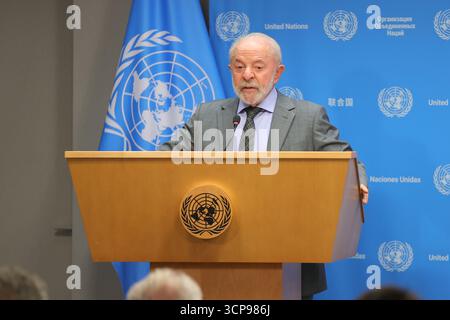 NEW YORK – 24 SETTEMBRE 2025: Il presidente brasiliano Luiz Inacio Lula da Silva parla ai giornalisti a margine della 80a sessione dell'Assemblea generale delle Nazioni Unite. Lula ha affrontato questioni chiave nell'agenda internazionale di Brazils, tra cui la cooperazione globale, lo sviluppo sostenibile e l'azione per il clima, mentre si è impegnata con i media internazionali presso la sede delle Nazioni Unite. (Foto: Luiz Rampelotto/EuropaNewswire) Foto Stock