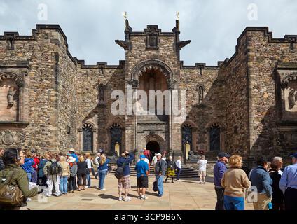 Edimburgo, Scozia - 19 giugno 2010: I visitatori di fronte all'ingresso dello Scottish National War Memorial, che commemora la morte dei soldati scozzesi Foto Stock