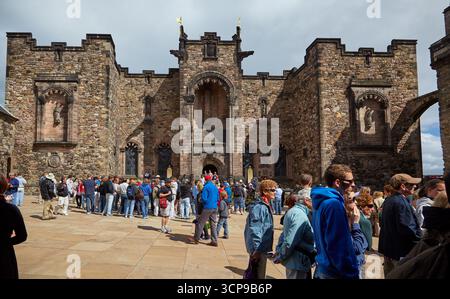 Edimburgo, Scozia - 19 giugno 2010: I visitatori di fronte all'ingresso dello Scottish National War Memorial, che commemora la morte dei soldati scozzesi Foto Stock