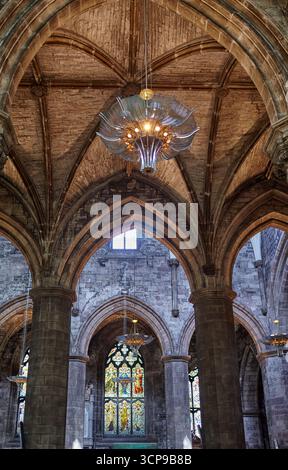 Edimburgo, Scozia - 19 giugno 2010: L'interno della cattedrale di St Giles è illuminato da lampadari in acciaio inossidabile e alluminio progettati per evocare gigli. Foto Stock