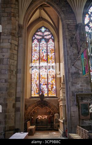 Edimburgo, Scozia - 19 giugno 2010: L'interno della cattedrale di St Giles con la vetrata medievale. Edimburgo. Scozia Foto Stock