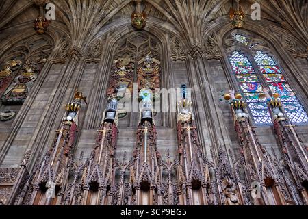 Edimburgo, Scozia - 19 giugno 2010: Le tettoie ornate in cima alle bancarelle, coronate dalle creste dei membri dell'ordine del Cardo nel Th Foto Stock
