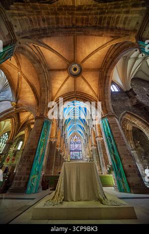 Edimburgo, Scozia - 19 giugno 2010: La vista della tavola della comunione bianca nella traversata della Cattedrale di St Giles. Edimburgo. Scozia Foto Stock