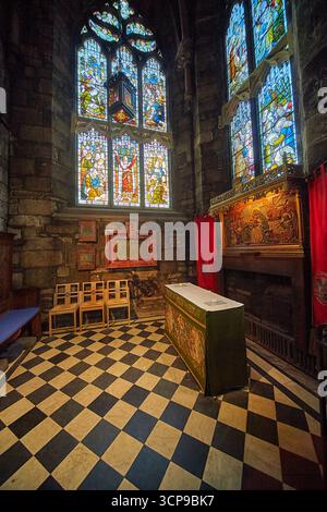 Edimburgo, Scozia - 19 giugno 2010: Interno della cattedrale di St Giles con l'altare ausiliario, vetrate colorate trasparenti. Edimburgo Foto Stock