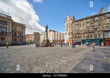 Edimburgo, Scozia - 19 giugno 2010: Piazza del Parlamento con il memoriale a Walter Scott di fronte alla High Kirk di Edimburgo . Scozia Foto Stock