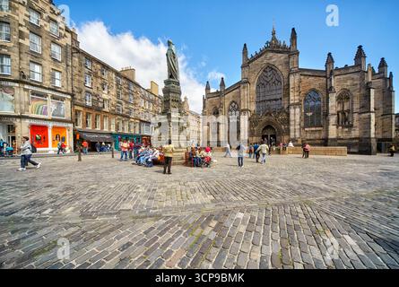 Edimburgo, Scozia - 19 giugno 2010: Piazza del Parlamento con il memoriale a Walter Scott di fronte alla High Kirk di Edimburgo . Scozia Foto Stock