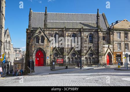 Edimburgo, Scozia - 19 giugno 2010: Chiesa libera di St. Columba di Scozia di fronte al Royal Mile nel centro storico di Edinburh Foto Stock