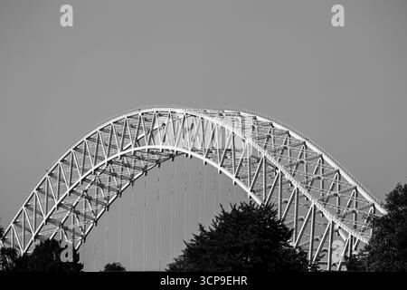 Dettaglio monotono della struttura ad arco in acciaio del ponte Runcorn-Widnes, noto anche come Silver Jubilee Bridge, che attraversa il fiume Mersey Foto Stock