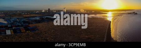 Paesaggio industriale aereo a Hull con alba sull'estuario dell'Humber Foto Stock