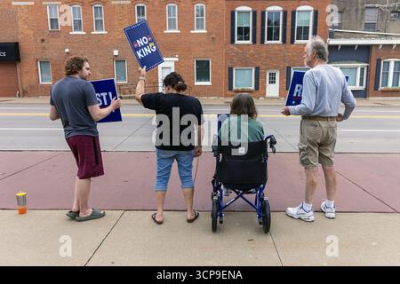 Un primo raduno di emendamenti ha attirato cittadini contrari all'amministrazione Trump presso il tribunale della contea di Mount Pleasant, Iowa, USA, il 21 settembre Foto Stock