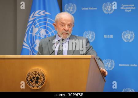 NEW YORK – 24 SETTEMBRE 2025: Il presidente brasiliano Luiz Inacio Lula da Silva parla ai giornalisti a margine della 80a sessione dell'Assemblea generale delle Nazioni Unite. Lula ha affrontato questioni chiave nell'agenda internazionale di Brazils, tra cui la cooperazione globale, lo sviluppo sostenibile e l'azione per il clima, mentre si è impegnata con i media internazionali presso la sede delle Nazioni Unite. (Foto: Luiz Rampelotto/EuropaNewswire) Foto Stock