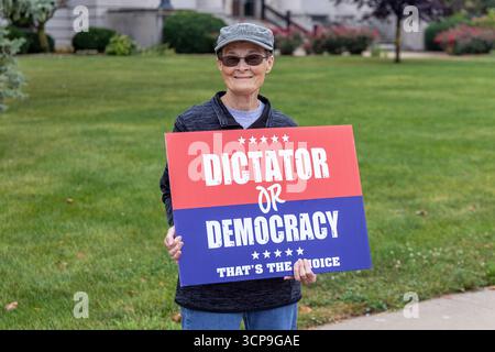 Un primo raduno di emendamenti ha attirato cittadini contrari all'amministrazione Trump presso il tribunale della contea di Mount Pleasant, Iowa, USA, il 21 settembre Foto Stock