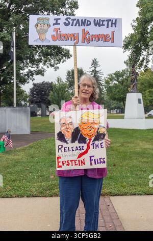 Un primo raduno di emendamenti ha attirato cittadini contrari all'amministrazione Trump presso il tribunale della contea di Mount Pleasant, Iowa, USA, il 21 settembre Foto Stock