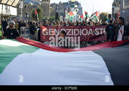 Palästina-Solidaritätsdemo unter dem motto 'Genozid stoppen' auf dem 73. Internationalen Filmfestival San Sebastian / Festival Internacional de Cine de San Sebastián. San Sebastian, 24.09.2025 anni Foto Stock