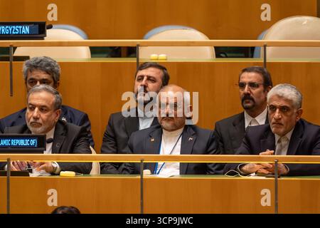 New York, Stati Uniti. 24 settembre 2025. La delegazione iraniana partecipa come il presidente iraniano Masoud Pezeshkian parla durante la 80a sessione dell'Assemblea generale delle Nazioni Unite presso il quartier generale delle Nazioni Unite a New York, NY, il 24 settembre 2025. (Foto di Lev Radin/Sipa USA) credito: SIPA USA/Alamy Live News Foto Stock