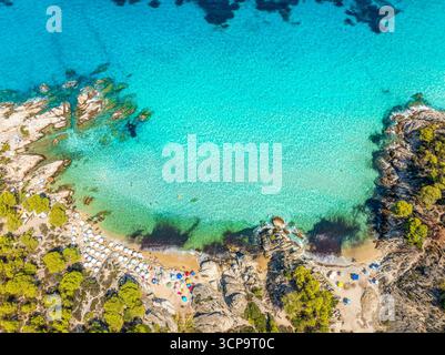 Vista aerea della spiaggia Paradise Kavourotrypes a Halkidiki, penisola di Sithonia, Grecia. Foto Stock