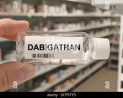 Scatola di compresse di DABIGATRAN su un tavolo della farmacia dell'ospedale usato per prevenire ictus e coaguli di sangue un anticoagulante. Foto Stock