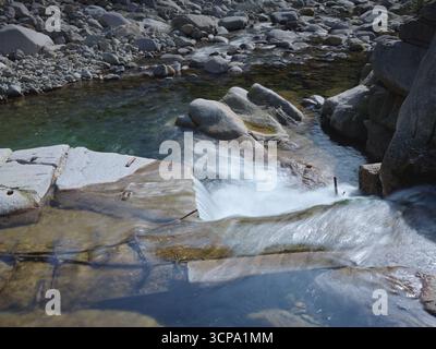 Rocky River Cascade su lisce lastre di granito Foto Stock