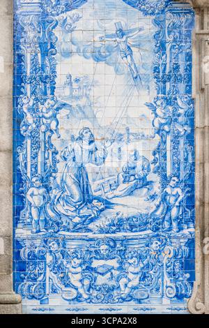 Scenografia religiosa Blue Azulejo dettagliata con angeli e santi sul muro della chiesa. Arte ceramica portoghese, piastrelle ornamentali barocche, Porto culturale Foto Stock