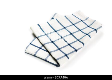 Asciugamano da cucina a scacchi bianco e blu piegato su una superficie pulita in una luce intensa Foto Stock