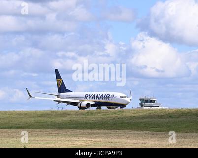 14.09.2025, xjrdrx, Wirtschaft, Flugzeug, Reise, v.l. Eine Passagiermaschine der Fluggesellschaft RYANAIR steht auf dem Flugfeld des Flughafen Frankfurt Han beim Start, EL-EBD Boeing 737-8AS Lautzenhausen **** 14 09 2025, xjrdrx, Economy, aereo, viaggi, v l Un aereo passeggeri della compagnia aerea RYANAIR si trova sul campo di aviazione dell'aeroporto Han di Francoforte durante il decollo, EL EBD Boeing 737 8AS Lautzenhausen Foto Stock