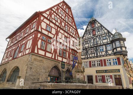 ROTHENBURG OB DER TAUBER, BAVIERA, GERMANIA - 24 MAGGIO 2025: La Georgsbrunnen, nota anche come Fontana di San Giorgio, costruita nel 1608, un suggestivo Renaissan Foto Stock