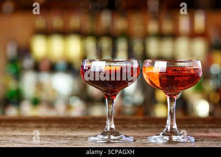 Due cocktail per le ragazze sono sulla barra in un night club. Spazio per il testo Foto Stock