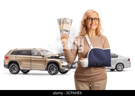 Donna con infortunio in auto con soldi assicurativi isolati su sfondo bianco Foto Stock