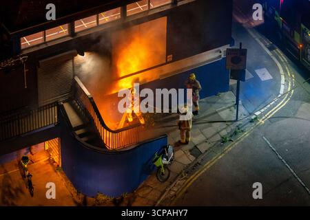 Londra, Regno Unito. 25 settembre 2025. I soccorritori della stazione dei vigili del fuoco di Deptford assistono a un incendio sotto l'area delle scale del Riverside Youth Centre SE8 intorno alle 01:30 del giovedì mattina nel sud-est di Londra. La causa del fuoco rimane sconosciuta. Crediti: Guy Corbishley/Alamy Live News Foto Stock