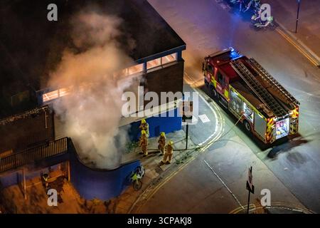 Londra, Regno Unito. 25 settembre 2025. I soccorritori della stazione dei vigili del fuoco di Deptford assistono a un incendio sotto l'area delle scale del Riverside Youth Centre SE8 intorno alle 01:30 del giovedì mattina nel sud-est di Londra. La causa del fuoco rimane sconosciuta. Crediti: Guy Corbishley/Alamy Live News Foto Stock