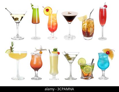Varietà di cocktail su bicchieri isolati su bianco, set Foto Stock