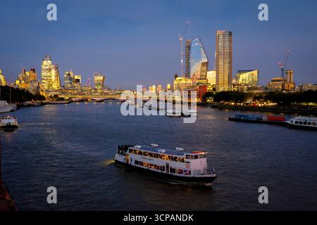 24 settembre 2025 - Londra, Regno Unito - Una vista dal ponte Waterloo di Londra al crepuscolo che guarda verso la City di Londra con i suoi scraper illuminati e il Foto Stock