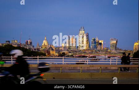24 settembre 2025 - Londra, Regno Unito - Una vista dal ponte Waterloo di Londra al crepuscolo che guarda verso la City di Londra con i suoi scraper illuminati e il Foto Stock