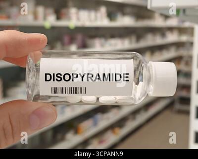 Scatola di compresse di DISOPIRAMIDE su un tavolo della farmacia ospedaliera usato per trattare ritmi cardiaci irregolari un antiaritmico. Foto Stock