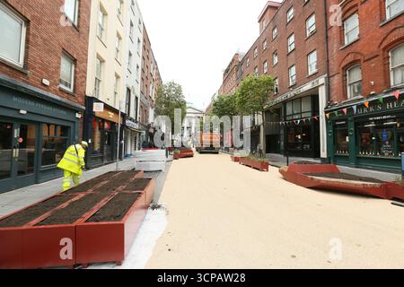 Dublino, Irlanda - 19 settembre 2025 - Parliament Street in corso lavori di ripavimentazione stradale nella nuova strada pedonale della città di Dublino in un pomeriggio umido e coperto nella capitale irlandese Foto Stock