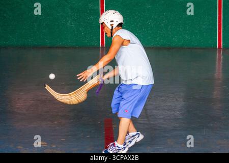 Pelotari filippino che gioca a jai alai, uno sport basco un tempo molto popolare nelle Filippine, in un fronton locale a Manila Foto Stock