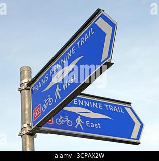 Cartello direzionale per il Trans Pennine Trail che indica i percorsi ovest e est per escursionisti e ciclisti nella zona di Latchford a sud di Warrington. Foto Stock