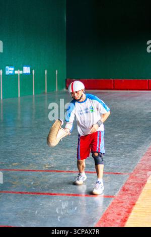 Pelotari filippino che gioca a jai alai, uno sport basco un tempo molto popolare nelle Filippine, in un fronton locale a Manila Foto Stock