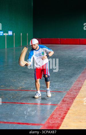Pelotari filippino che gioca a jai alai, uno sport basco un tempo molto popolare nelle Filippine, in un fronton locale a Manila Foto Stock