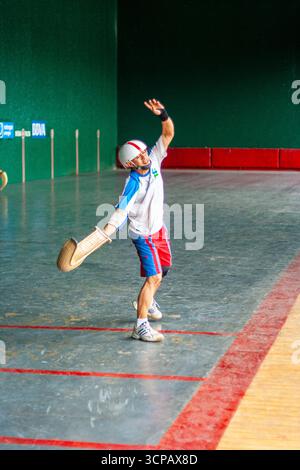 Pelotari filippino che gioca a jai alai, uno sport basco un tempo molto popolare nelle Filippine, in un fronton locale a Manila Foto Stock