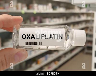 Scatola di compresse di OXALIPLATINO su un tavolo della farmacia dell'ospedale usato per trattare il cancro colorettale un farmaco chemioterapico di platino. Foto Stock