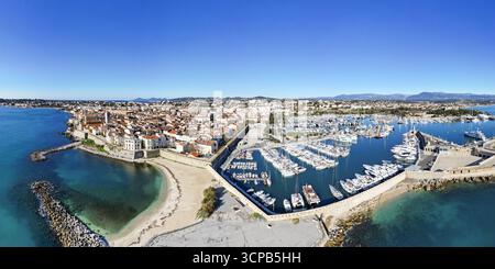 Vista aerea della città vecchia e del vivace porticciolo, dove gli yacht si snodano in acque turchesi sotto un cielo limpido, Costa Azzurra, Antibes, Provenza-Alpi-Côte Costa Azzurra, Francia. Foto Stock