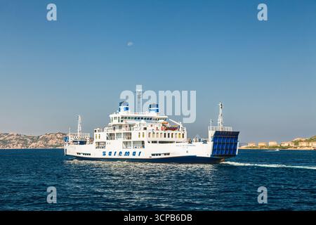 Sardegna, Italia - 27 luglio 2013: Traghetto Saremar Isola di Caprera, navigazione tra la Maddalena e Palau con la costa visibile sullo sfondo Foto Stock