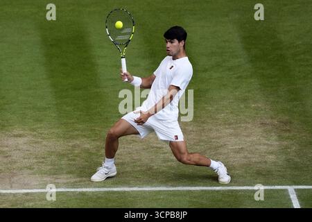 Foto del file datata 13-07-2025 di Carlos Alcaraz che ha subito un infortunio spaventoso durante la sua partita di apertura al Japan Open di Tokyo. Data di pubblicazione: Giovedì 25 settembre 2025. Foto Stock