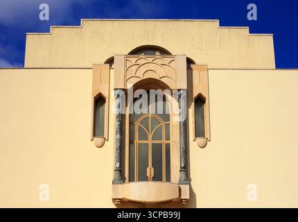 Casablanca, Marocco. Dettaglio di una facciata di un edificio in stile neo-moresco o Mauresque, una miscela di tradizionale architettura marocchina araba e Art Deco Foto Stock