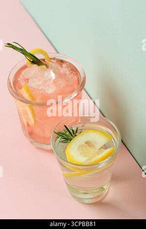 Bevanda fresca con limone rosa rosa e limone alla limonata Foto Stock