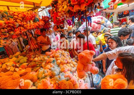 Un mercato di strada affollato e affollato durante le vacanze natalizie nel centro di Manila, Filippine Foto Stock
