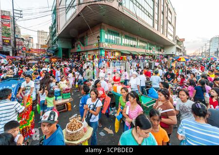Strada molto affollata durante le vacanze natalizie nel centro di Manila, Filippine Foto Stock
